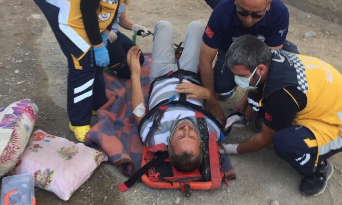 Otomobil akaryakıt istasyonunun duvarına çarptı: 2 yaralı