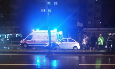 Otomobil aydınlatma direğine çarptı: 4 yaralı