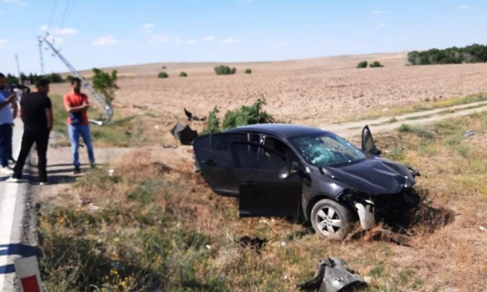 Otomobil elektrik direğine çarptı: 2 yaralı
