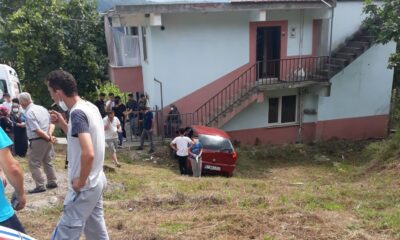 Otomobil evin duvarına çarptı: 2 yaralı