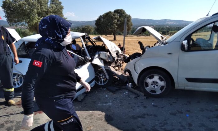 Otomobil ile hafif ticari araç kafa kafaya çarpıştı: 1 ölü, 6 yaralı