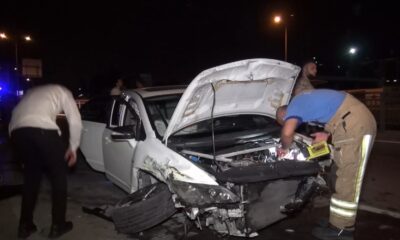 Otomobil ile ticari taksi çarpıştığı kaza anı cep telefonu kamerasına yansıdı