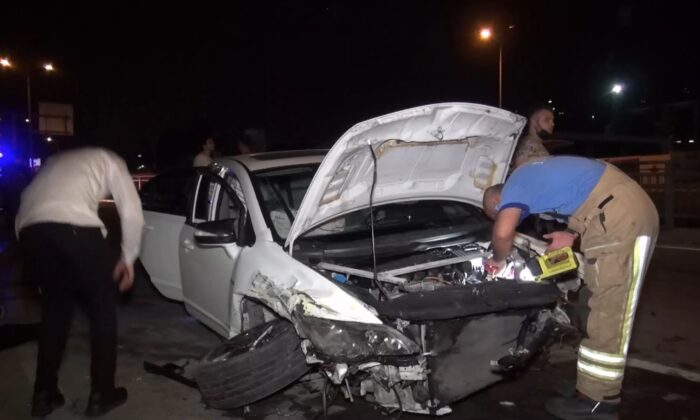 Otomobil ile ticari taksi çarpıştığı kaza anı cep telefonu kamerasına yansıdı