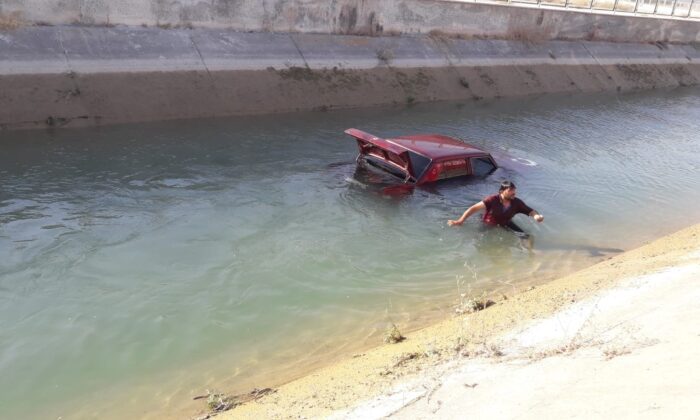 Otomobil kanala uçtu, 2 kişi ölümden döndü