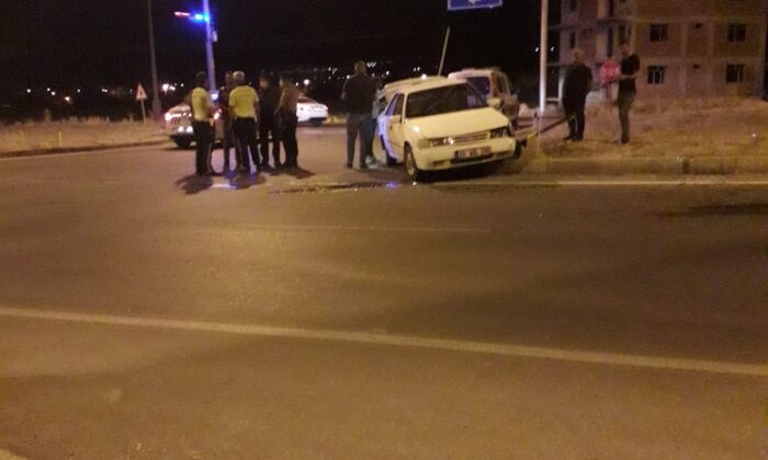 Otomobil kavşak içerisine giren araca çarptı; 6 yaralı