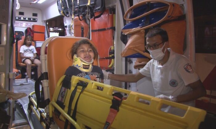 Otomobil park halindeki belediye otobüsüne çarptı: 1’i ağır 4 yaralı