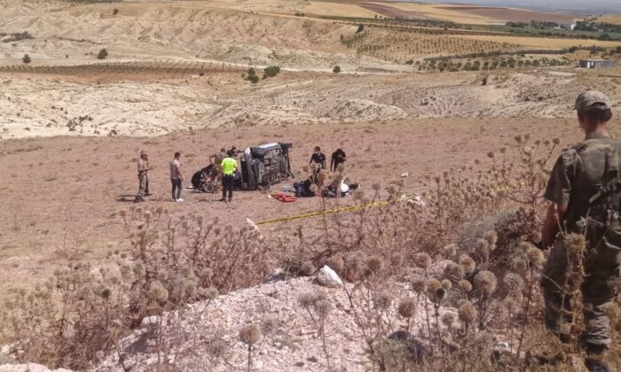 Otomobil refüje çarpıp tarlaya yuvarlandı: 1 ölü, 3 yaralı