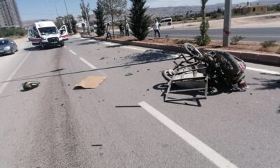 Otomobil sepetli motosikletle çarpıştı: 1’i ağır 2 yaralı