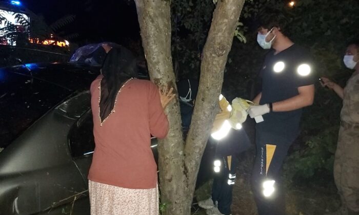 Otomobil yoldan çıktı: 2 yaralı