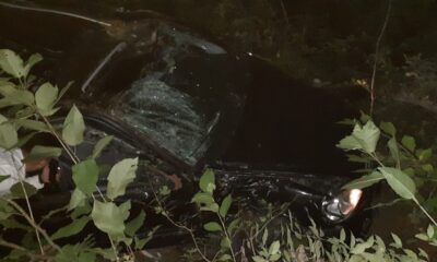 Otomobili uçuruma yuvarlanmaktan su borusu kurtardı: 3 yaralı