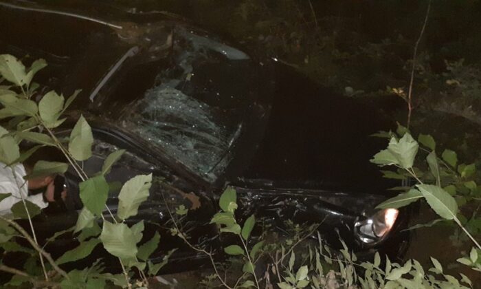 Otomobili uçuruma yuvarlanmaktan su borusu kurtardı: 3 yaralı