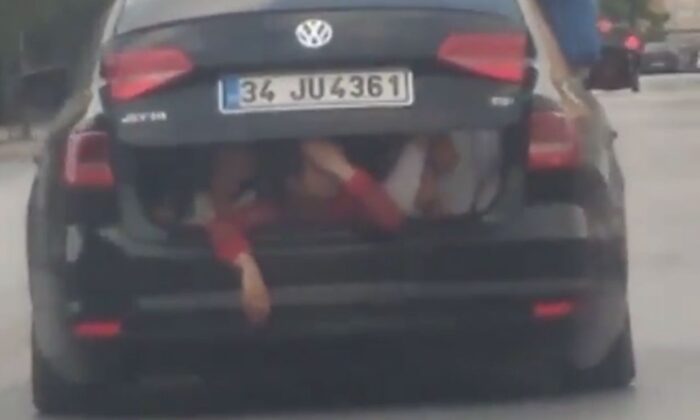 Otomobilin bagajındaki çocukların tehlikeli yolculuğu kamerada