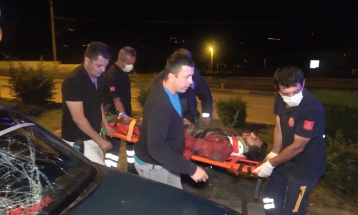 Otomobilin çarptığı motosiklet sürücüsü ölümden döndü