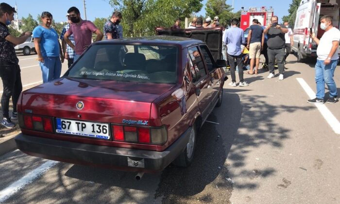 Otomobilin çarptığı motosiklet sürücüsü yaralandı