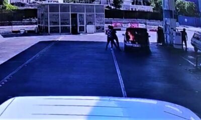 Otomobilin motor kısmı yakıt dolumu sırasında alev aldı