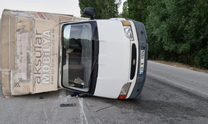 Otomobille çarpışan mobilya yüklü kamyonet yan yatıp sürüklendi: 4 yaralı