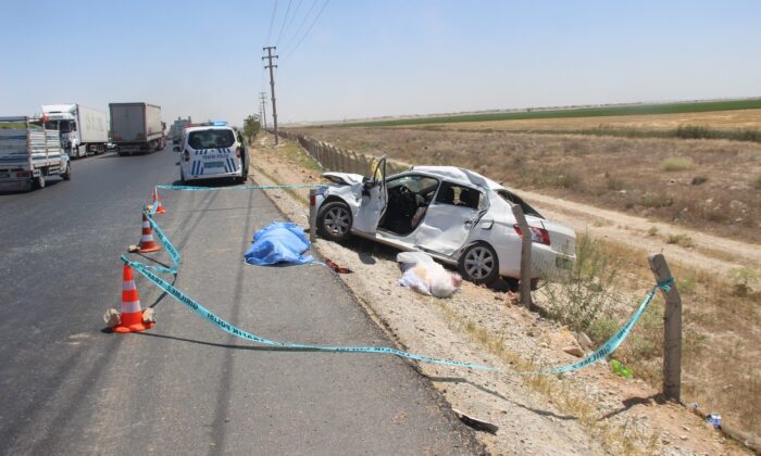 Otomobille tır çarpıştı, baba kız hayatını kaybetti