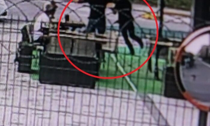 Otomobille yanına gelen husumetlisini silahla yaraladı