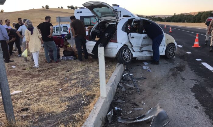 Otomobiller çarpıştı: 4 yaralı