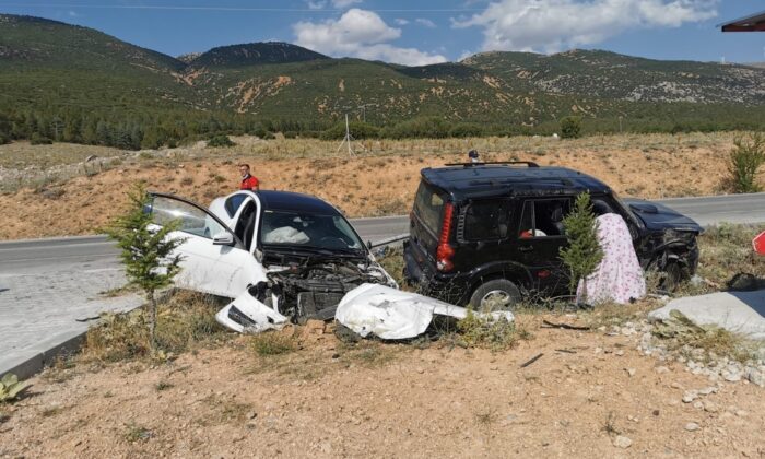 Otomobiller kafa kafaya çarpıştı: 1 kişi öldü, 2 kişi yaralandı