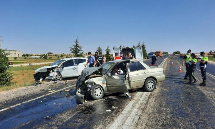 Otomobiller kafa kafaya çarpıştı: 1 ölü, 3 yaralı