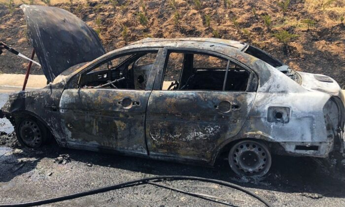 Otoyolda seyir halindeki otomobil yandı