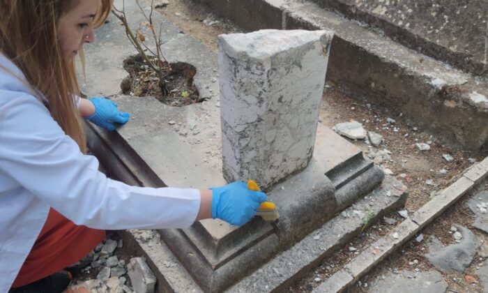 (ÖZEL) 19. yüzyıla ait tarihi mezar taşları onarıldı