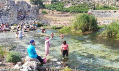 (ÖZEL) Antik kentteki buz gibi doğal havuzlarda tarihe kulaç atıyorlar