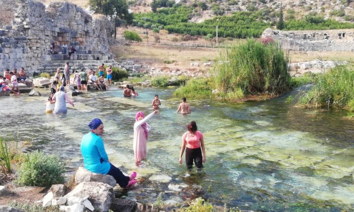 (ÖZEL) Antik kentteki buz gibi doğal havuzlarda tarihe kulaç atıyorlar