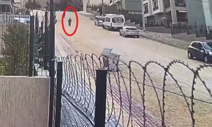 (Özel) Arkadaşlarıyla bisiklet süren çocuk taşlı yolda metrelerce savruldu