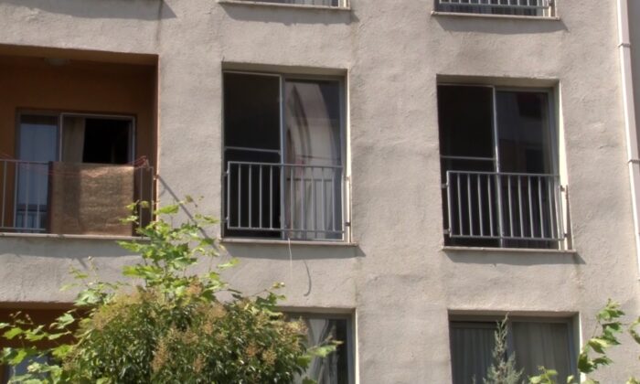 (ÖZEL) Başakşehir’de sitede nargile devrildi, yangın çıktı