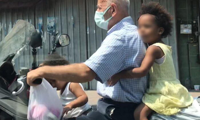 (ÖZEL) Beyoğlu’nda iki çocukla tehlikeli motor yolculuğu