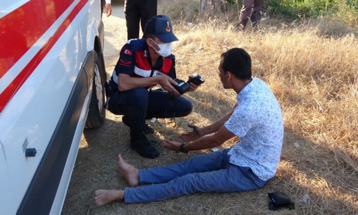 (Özel) Biri camdan fırlayan iki kişinin yaralandığı kazada jandarmanın alkollü sürücüyle imtihanı