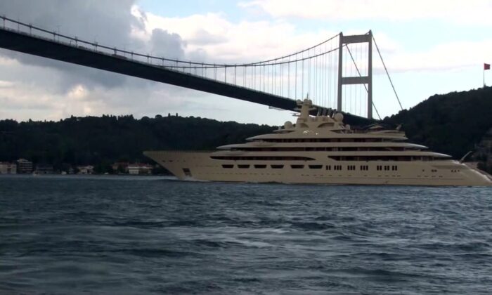 (Özel) Dünyanın en büyük süper yatlarından ’Dilbar’ İstanbul Boğazı’ndan geçti