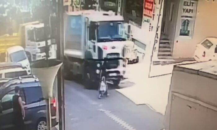(Özel) Esenyurt’ta çöp kamyonu altında kalan anne ve oğlunun inanılmaz kurtuluşu kamerada