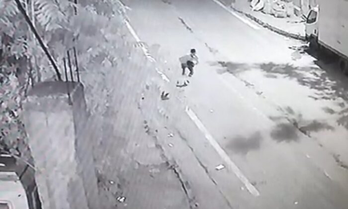 (ÖZEL) Gaziosmanpaşa’da genç kadına kapkaç şoku kamerada