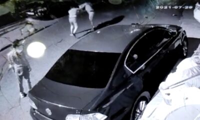 (Özel) Genç kadına sokak ortasında tekme tokat dayak kamerada