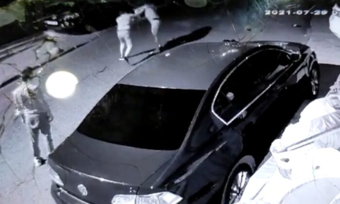 (Özel) Genç kadına sokak ortasında tekme tokat dayak kamerada