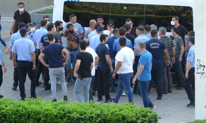 (Özel) Gezi Parkı’nda taşlı sopalı bıçaklı kavga