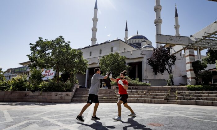 (Özel Haber) Cami bahçesinde ağır sıklet antrenmanı