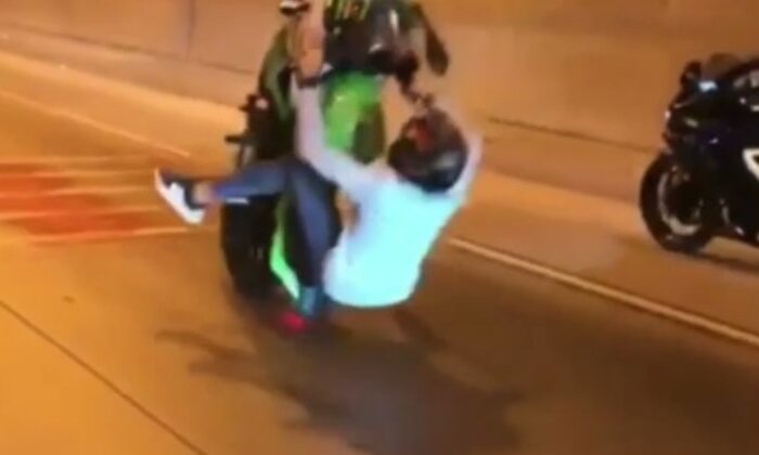 (Özel Haber) Tek teker üzerinde ilerleyen gençlerin kaza anı cep telefonu ile görüntülendi