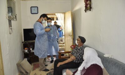 (ÖZEL) Hastaneye gitmekte güçlük çeken vatandaş evlerinde aşılanıyor