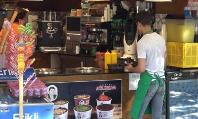 (Özel) İnanılmaz olay…Dondurmacıda minik bebeğini unuttu, yarım saat sonra aramaya geldi