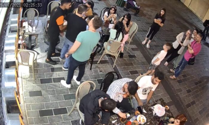 (Özel) İstanbul’un göbeğinde ortalığın karıştığı meydan kavgası kamerada