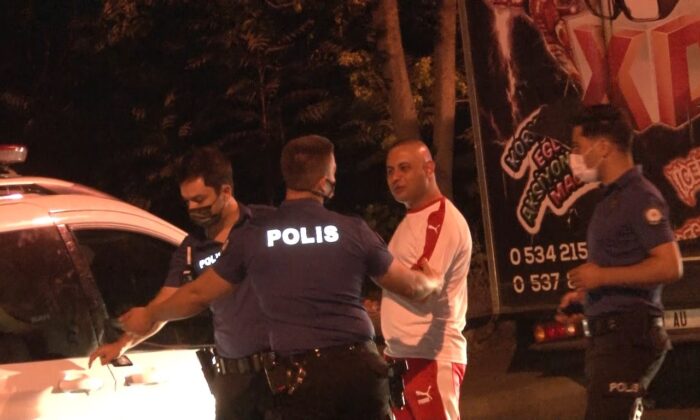 (ÖZEL) Kağıthane’de alkollü sürücü park halindeki 5 otomobile çarptı, o anlar kamerada