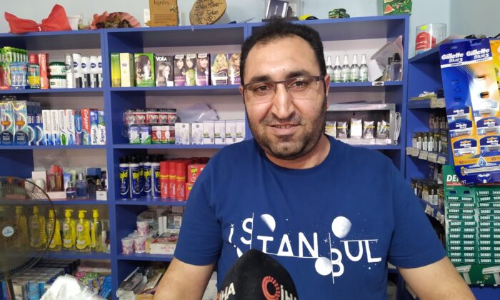 (Özel) Küçükçekmece’de sadaka kutusunu çalan hırsız kamerada