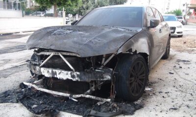 (ÖZEL) Lüks araba alev alev yandı, patlama sesi vatandaşları sokağa döktü