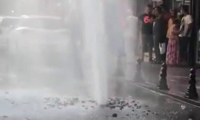 (Özel) Pendik’te İSKİ borusu patladı, fışkıran su apartman boyuna ulaştı
