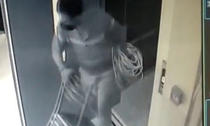 (Özel) Pendik’te şahsın apartmandan kablo çaldığı anlar kamerada