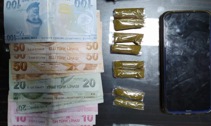 (Özel) Sigara paketine uyuşturucu sakladı, polisi görünce sokağa attı